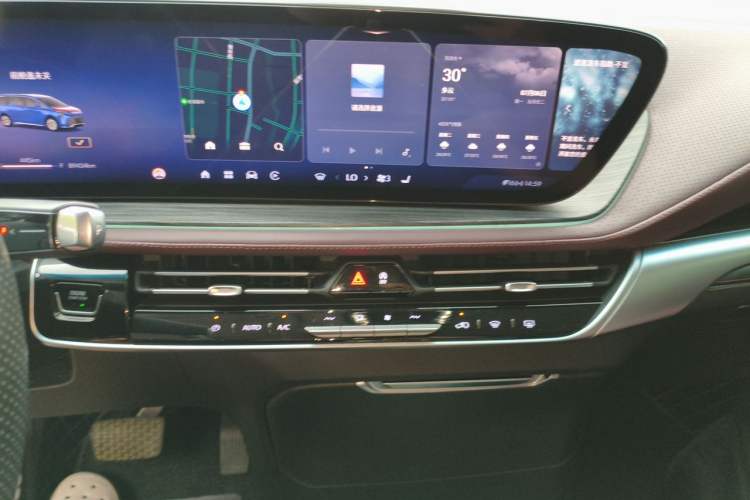 Used Buick Century 2023 2.0T Six-Seater Yinshi Edition Audio And AC Panel
