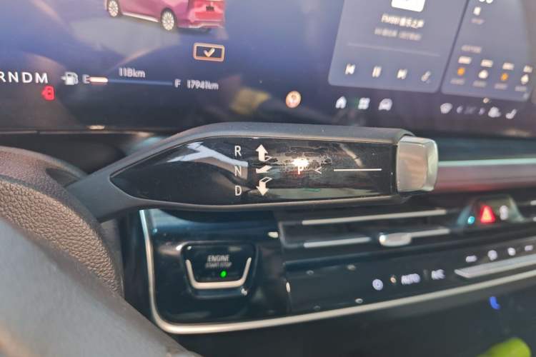 Used Buick Century 2023 2.0T Six-Seater Yinshi Edition Gear Lever