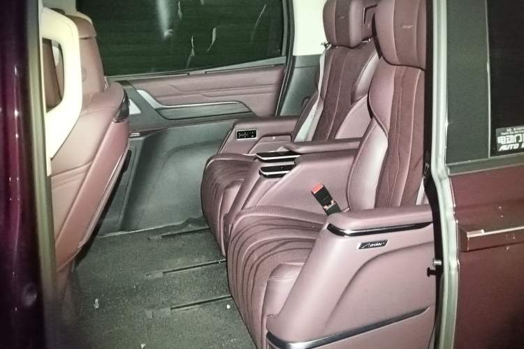 Used Buick Century 2023 2.0T Six-Seater Yinshi Edition Left Rear Seat