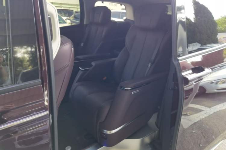 Used Buick Century 2023 2.0T Six-Seater Yinshi Edition Left Rear Seat