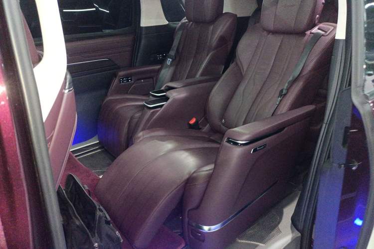 Used Buick Century 2023 2.0T Six-Seater Yinshi Edition Left Rear Seat