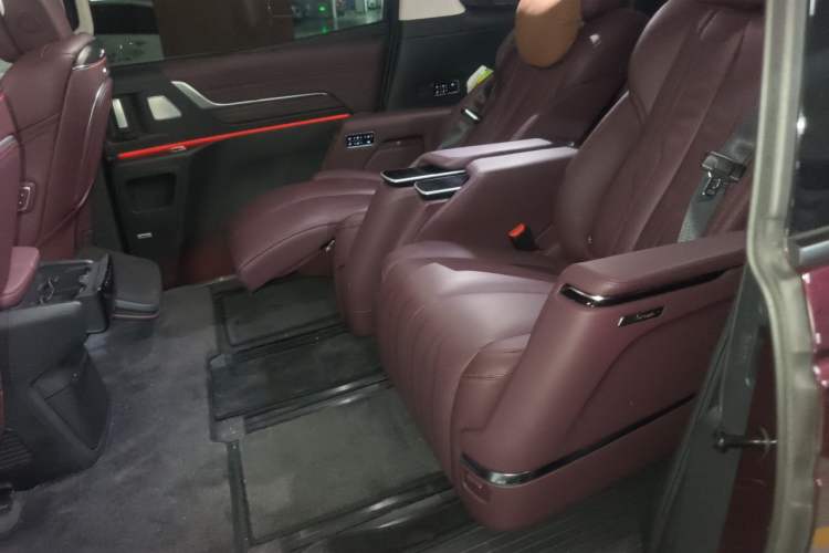Used Buick Century 2023 2.0T Six-Seater Yinshi Edition Left Rear Seat
