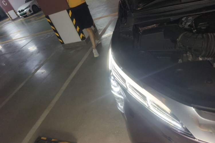 Used Buick Century 2023 2.0T Six-Seater Yinshi Edition Right Front Headlight