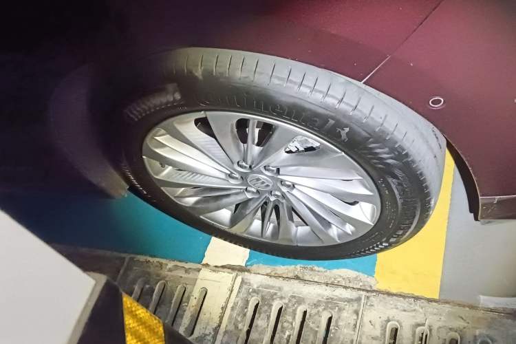 Used Buick Century 2023 2.0T Six-Seater Yinshi Edition Right Front Wheel Hub