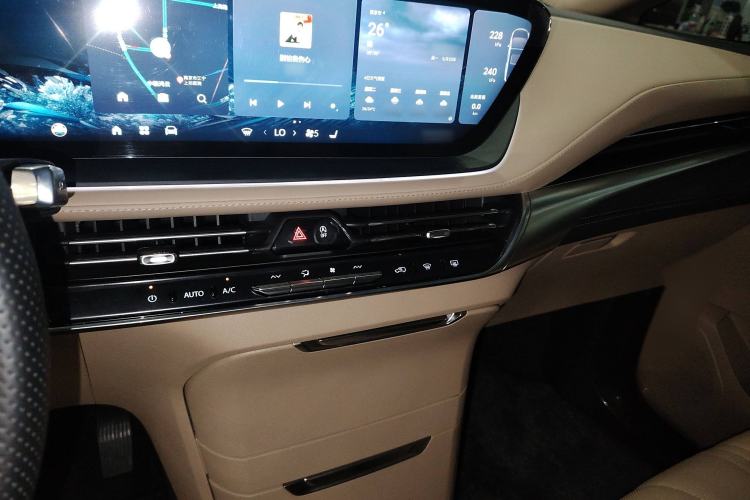 Used Buick Century 2023 2.0T Seven-Seater Deluxe Edition Audio And AC Panel