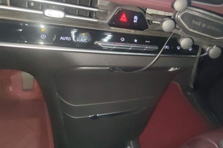 Used Buick Century 2023 2.0T Six-Seater Yinshi Edition Audio And AC Panel