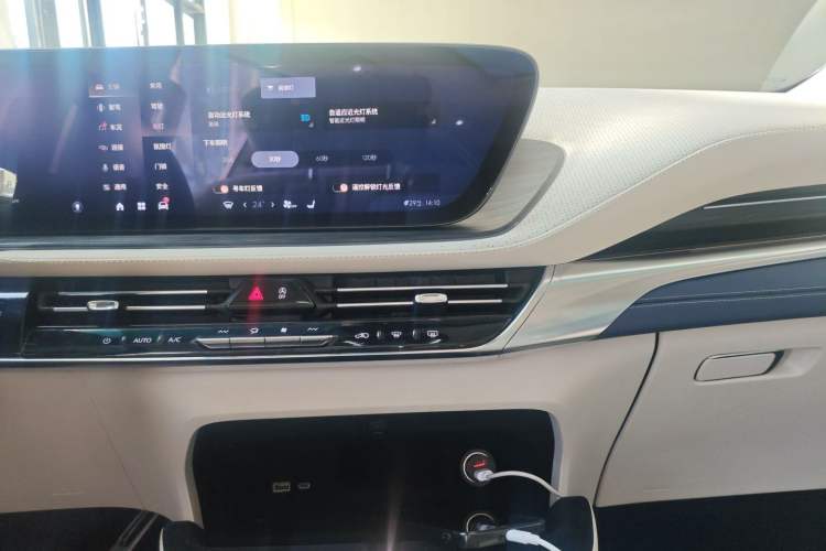 Used Buick Century 2023 2.0T Six-Seater Yinshi Edition Audio And AC Panel