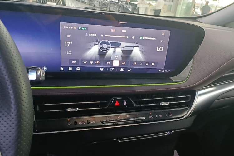 Used Buick Century 2023 2.0T Six-Seater Yinshi Edition Audio And AC Panel