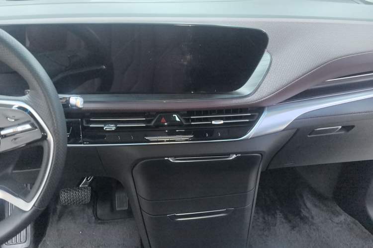 Used Buick Century 2023 2.0T Six-Seater Yinshi Edition Audio And AC Panel