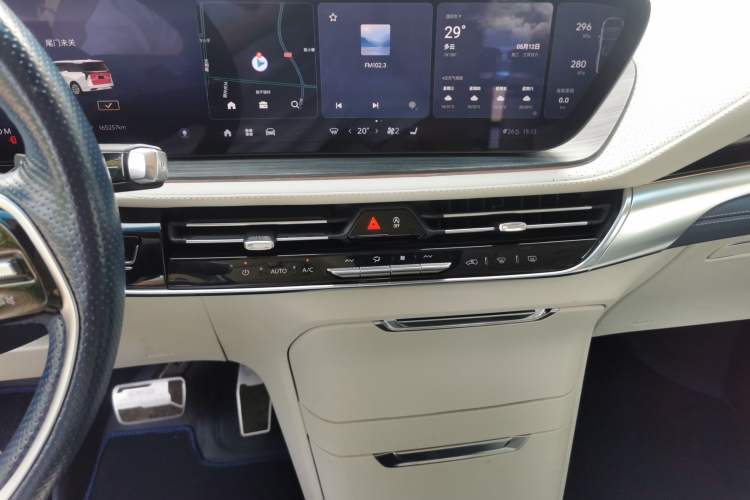 Used Buick Century 2023 2.0T Six-Seater Yinshi Edition Audio And AC Panel