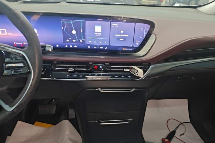 Used Buick Century 2023 2.0T Seven-Seater Yinshi Edition Audio And AC Panel