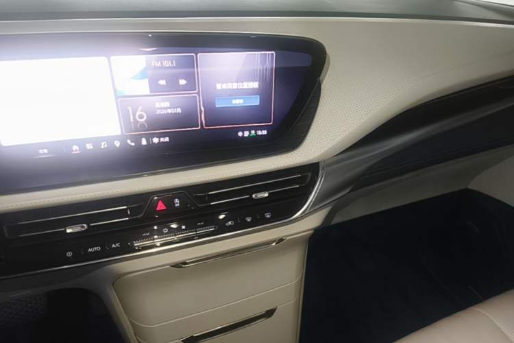 Used Buick Century 2023 2.0T Six-Seater Yinshi Edition Audio And AC Panel