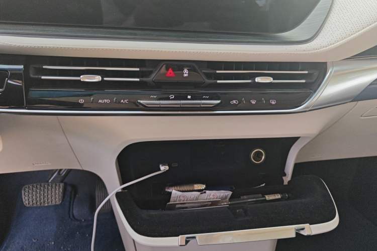 Used Buick Century 2023 2.0T Seven-Seater Yinshi Edition Audio And AC Panel