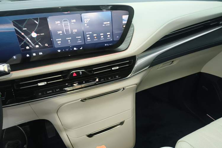 Used Buick Century 2023 2.0T Six-Seater Yinshi Edition Audio And AC Panel