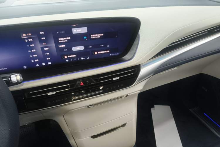 Used Buick Century 2023 2.0T Six-Seater Yinshi Edition Audio And AC Panel