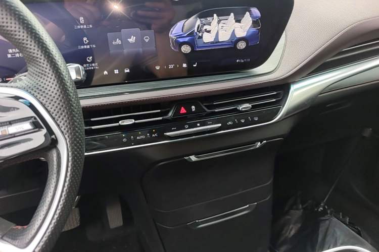 Used Buick Century 2023 2.0T Six-Seater Yinshi Edition Audio And AC Panel