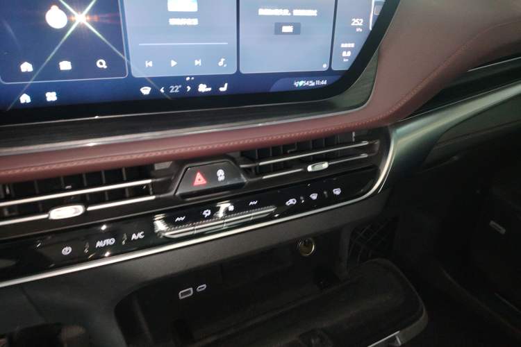 Used Buick Century 2023 2.0T Six-Seater Yinshi Edition Audio And AC Panel