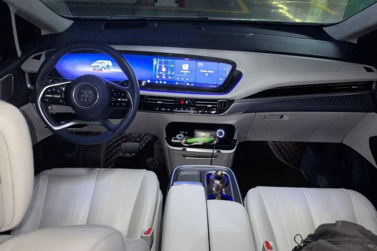 Used Buick Century 2023 2.0T Six-Seater Yinshi Edition Center Console