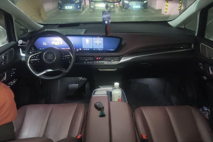 Used Buick Century 2023 2.0T Seven-Seater Yinshi Edition Center Console