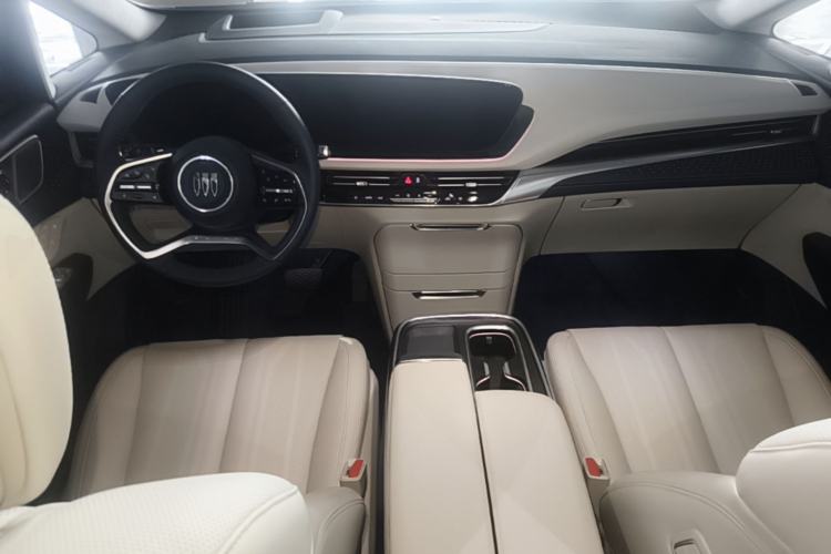 Used Buick Century 2023 2.0T Six-Seater Yinshi Edition Center Console