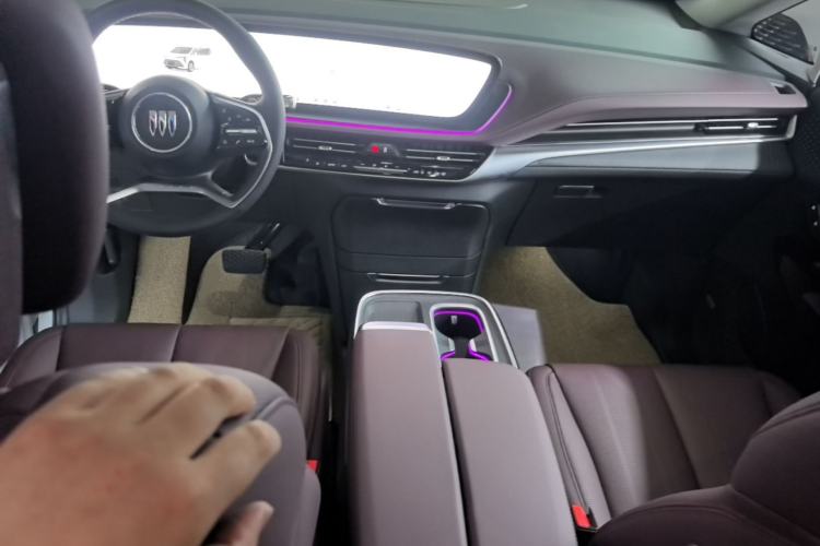 Used Buick Century 2023 2.0T Seven-Seater Yinshi Edition Center Console