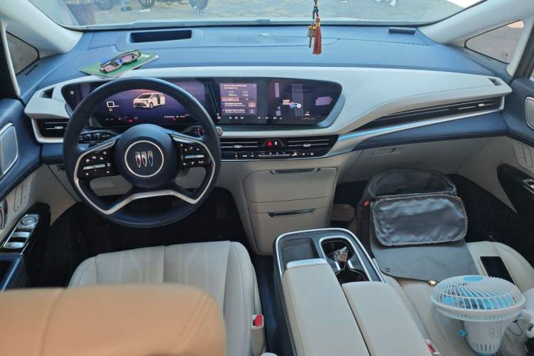Used Buick Century 2023 2.0T Seven-Seater Yinshi Edition Center Console