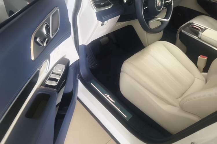 Used Buick Century 2023 2.0T Six-Seater Yinshi Edition Driver Seat