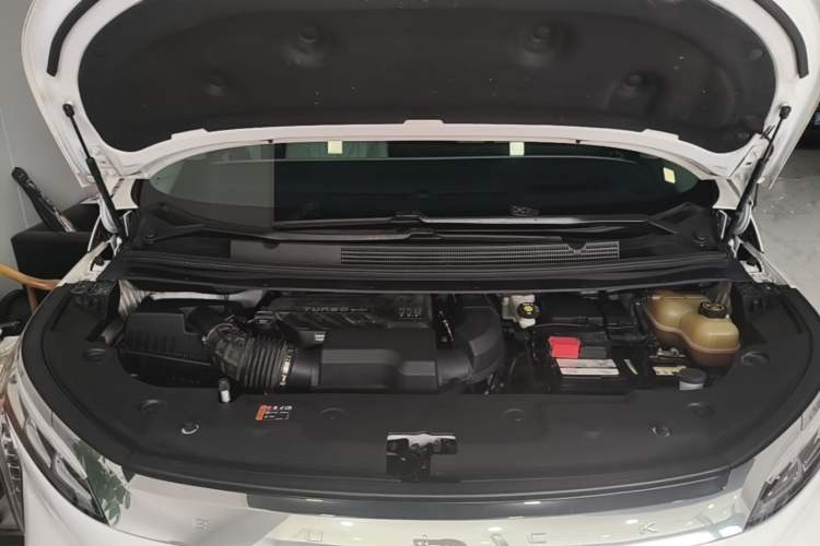 Used Buick Century 2023 2.0T Six-Seater Yinshi Edition Engine Bay