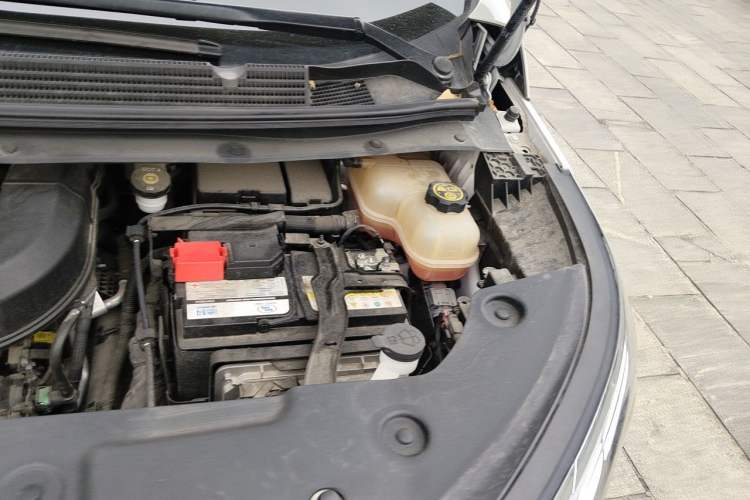 Used Buick Century 2023 2.0T Six-Seater Yinshi Edition Engine Bay Left