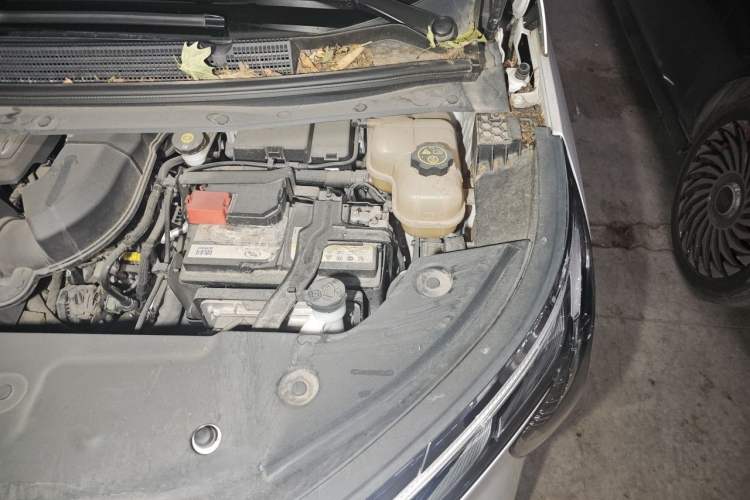 Used Buick Century 2023 2.0T Six-Seater Yinshi Edition Engine Bay Left