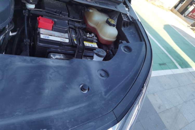 Used Buick Century 2023 2.0T Six-Seater Yinshi Edition Engine Bay Left