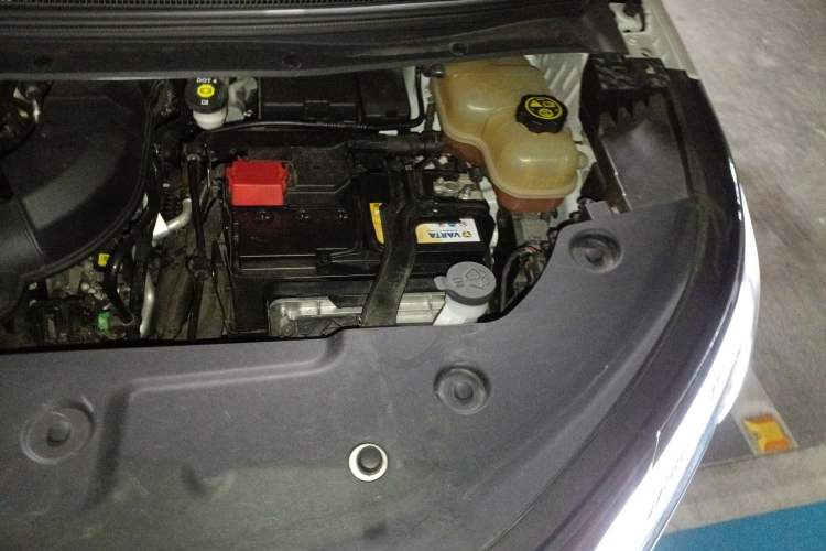 Used Buick Century 2023 2.0T Six-Seater Yinshi Edition Engine Bay Left
