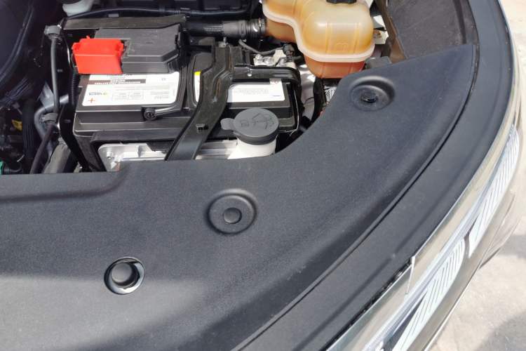 Used Buick Century 2023 2.0T Six-Seater Yinshi Edition Engine Bay Left