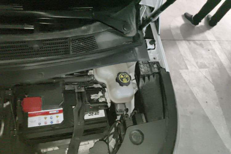 Used Buick Century 2023 2.0T Six-Seater Yinshi Edition Engine Bay Left
