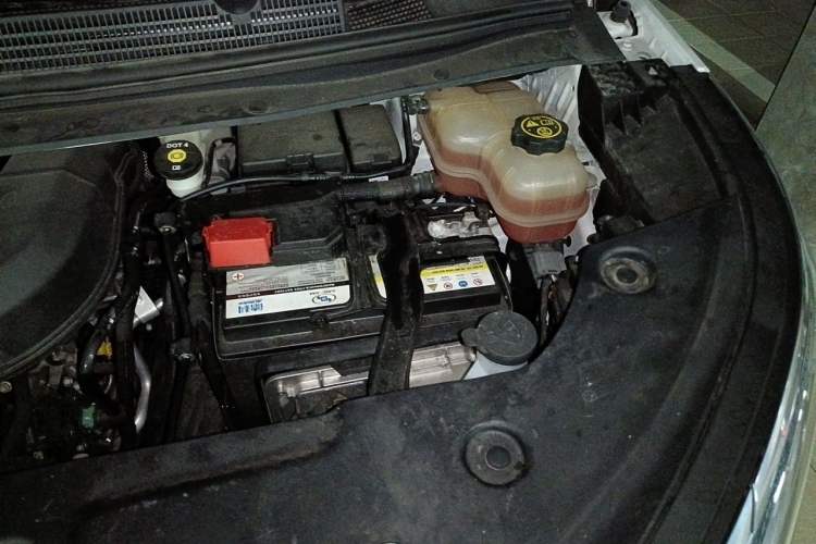 Used Buick Century 2023 2.0T Six-Seater Yinshi Edition Engine Bay Left