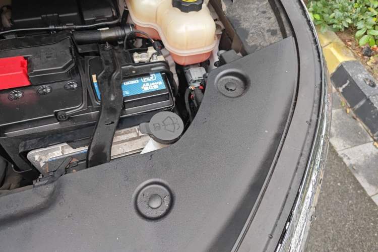 Used Buick Century 2023 2.0T Six-Seater Yinshi Edition Engine Bay Left