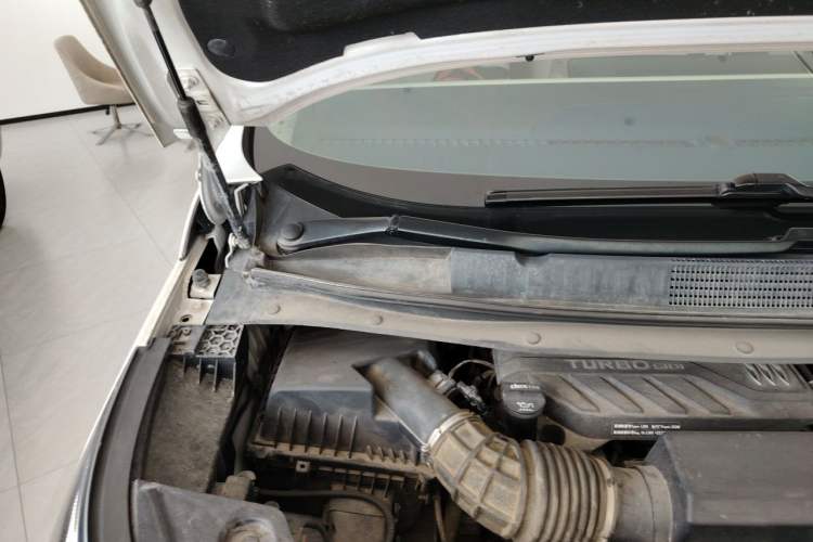 Used Buick Century 2023 2.0T Six-Seater Yinshi Edition Engine Bay Right