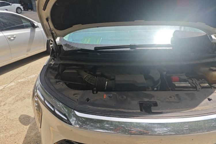Used Buick Century 2023 2.0T Six-Seater Yinshi Edition Engine Bay Right