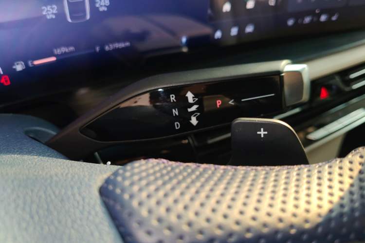 Used Buick Century 2023 2.0T Six-Seater Yinshi Edition Gear Lever