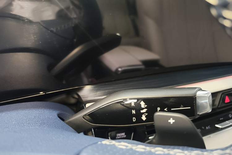 Used Buick Century 2023 2.0T Six-Seater Yinshi Edition Gear Lever