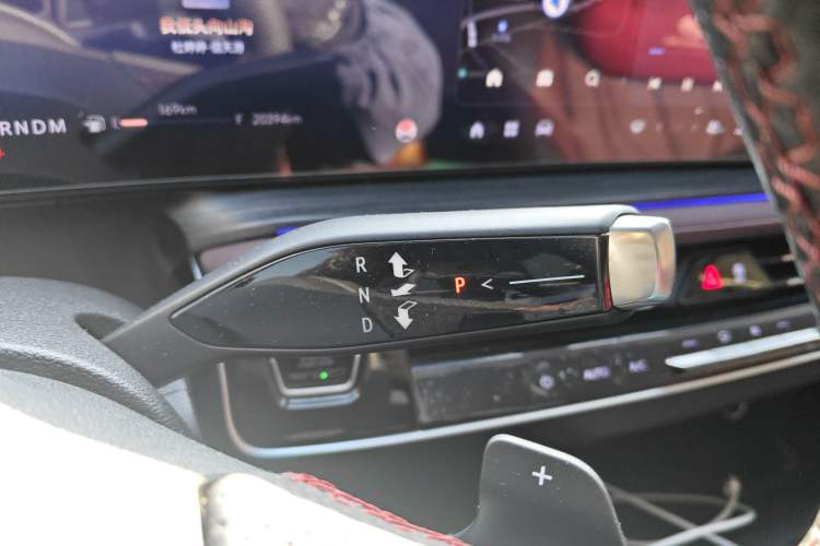 Used Buick Century 2023 2.0T Six-Seater Yinshi Edition Gear Lever