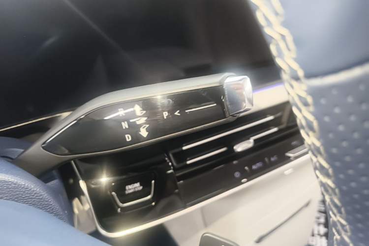 Used Buick Century 2023 2.0T Six-Seater Yinshi Edition Gear Lever