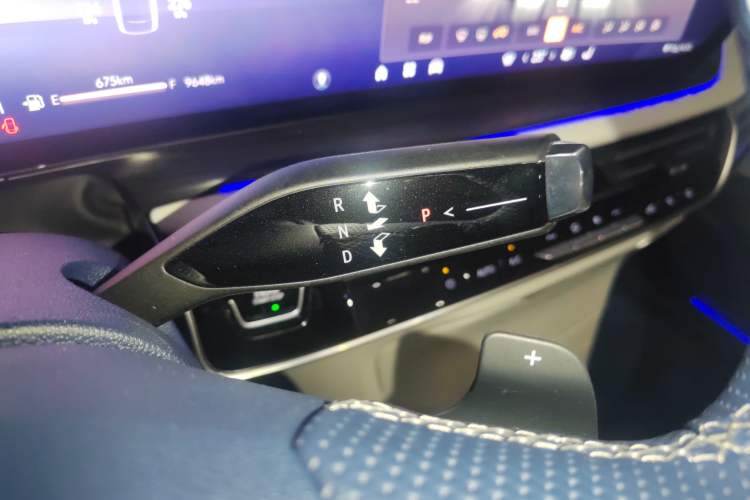 Used Buick Century 2023 2.0T Six-Seater Yinshi Edition Gear Lever