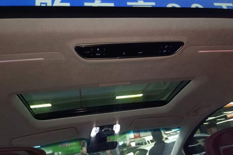 Used Buick Century 2023 2.0T Six-Seater Yinshi Edition Headliner