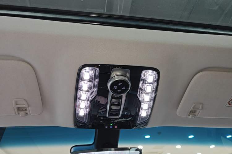 Used Buick Century 2023 2.0T Six-Seater Yinshi Edition Headliner