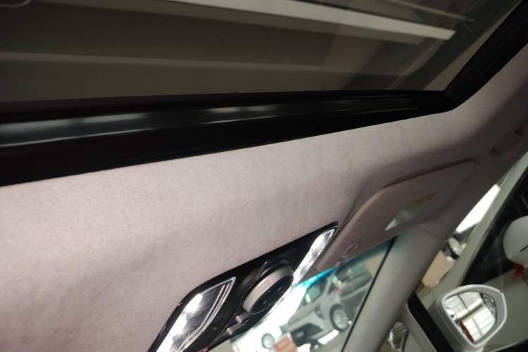 Used Buick Century 2023 2.0T Six-Seater Yinshi Edition Headliner