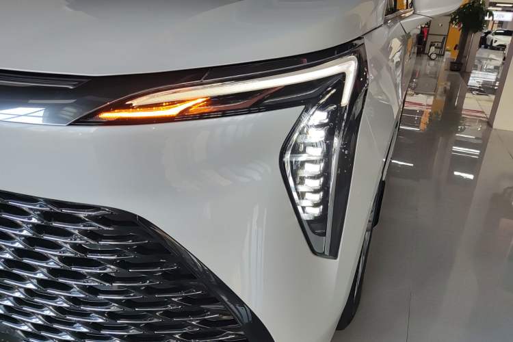 Used Buick Century 2023 2.0T Six-Seater Yinshi Edition Left Front Headlight