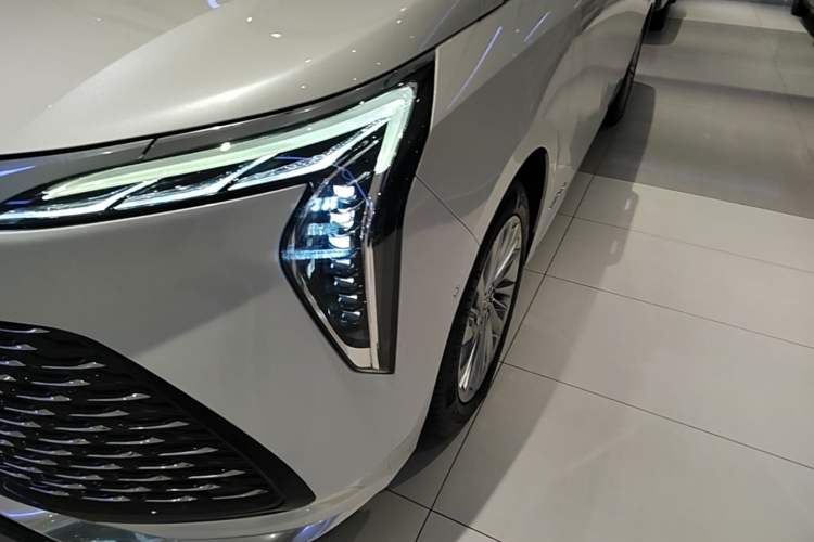 Used Buick Century 2023 2.0T Six-Seater Yinshi Edition Left Front Headlight