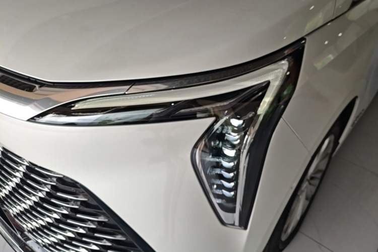 Used Buick Century 2023 2.0T Six-Seater Yinshi Edition Left Front Headlight