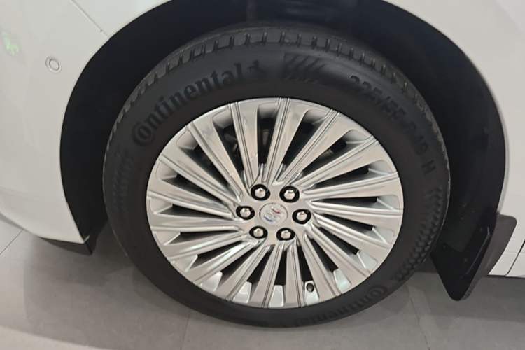 Used Buick Century 2023 2.0T Four-Seat Private Edition Left Front Wheel Hub